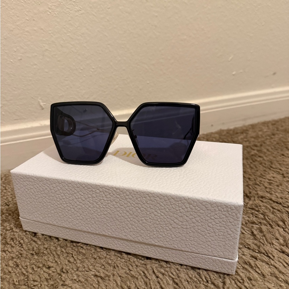 Dior 30Montaigne BU
Black Butterfly Sunglasses